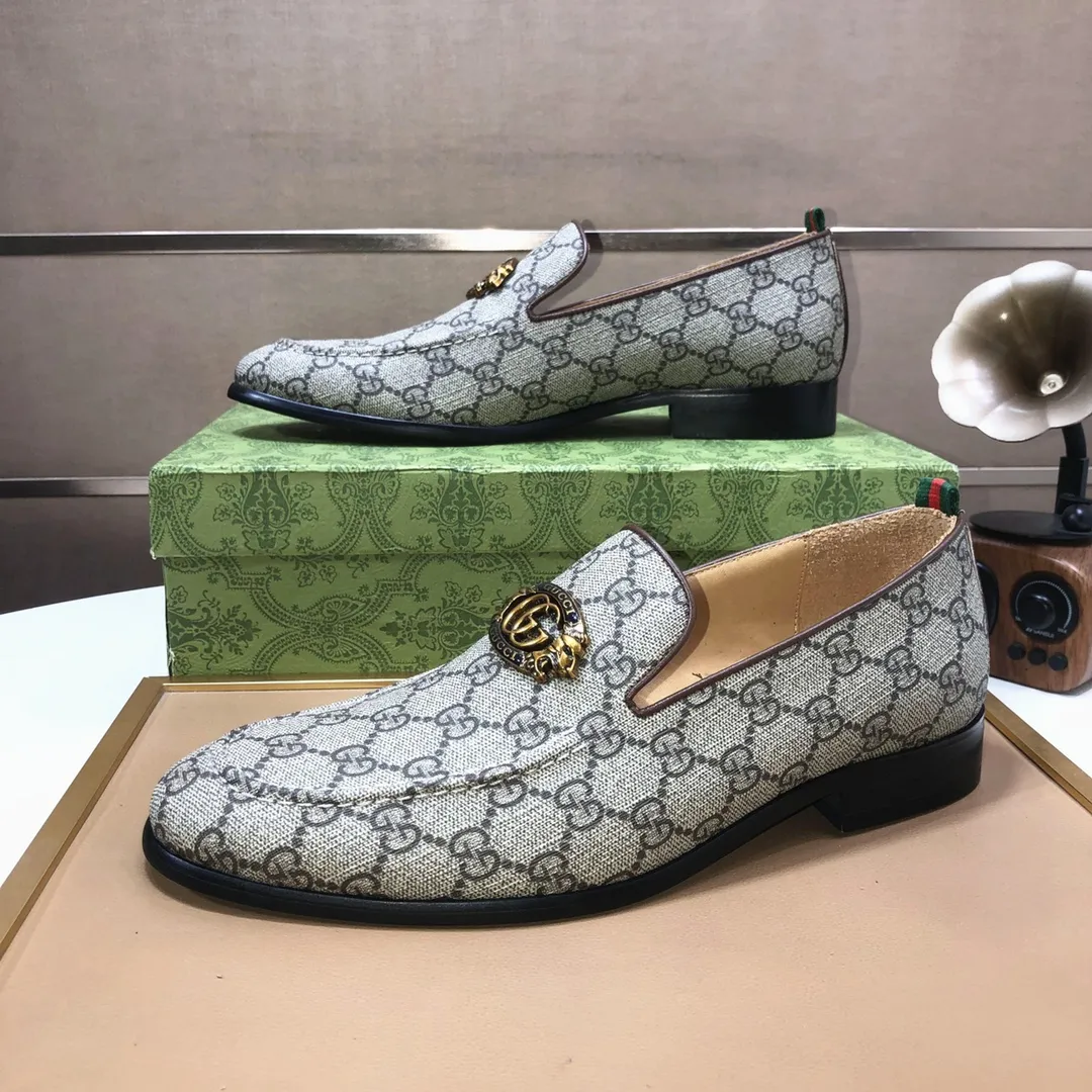 Men's shoes💰500💰Italy's top luxury men's shoe giant (GUCCI) (Gucci) (full cowhide lining) new arrival🍃Original European style🔰 Pleasant to the eye😍In order to make the shoes more durable and non-deformable🌀The production continues to follow traditional methods but there is still no lack of innovation💪Choose original sheepskin for the leather♻️ Smooth and natural And extra bright ⭐Made of imported cowhide, the first choice of rich people 38-45 (45 customized)